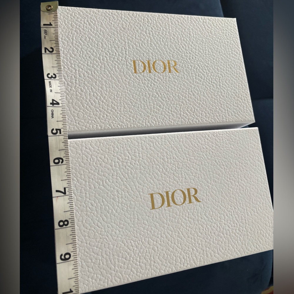Dior sunglass boxes with two ribbons, white and blue. - Picture 4 of 6